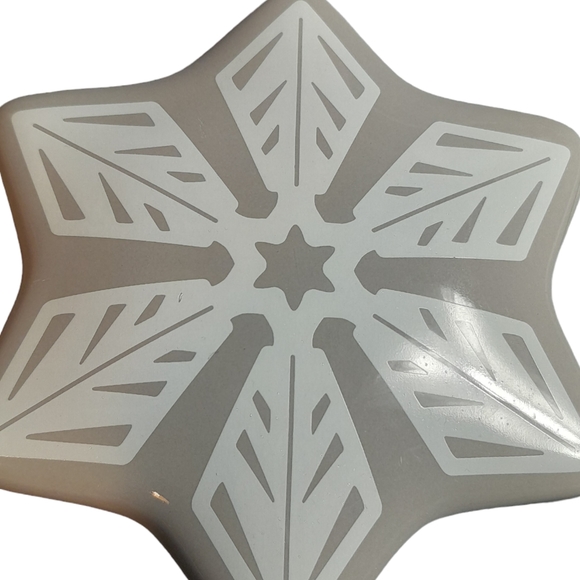 Temtations by tara porcelain dish with cover with a snow flake design - Picture 2 of 7